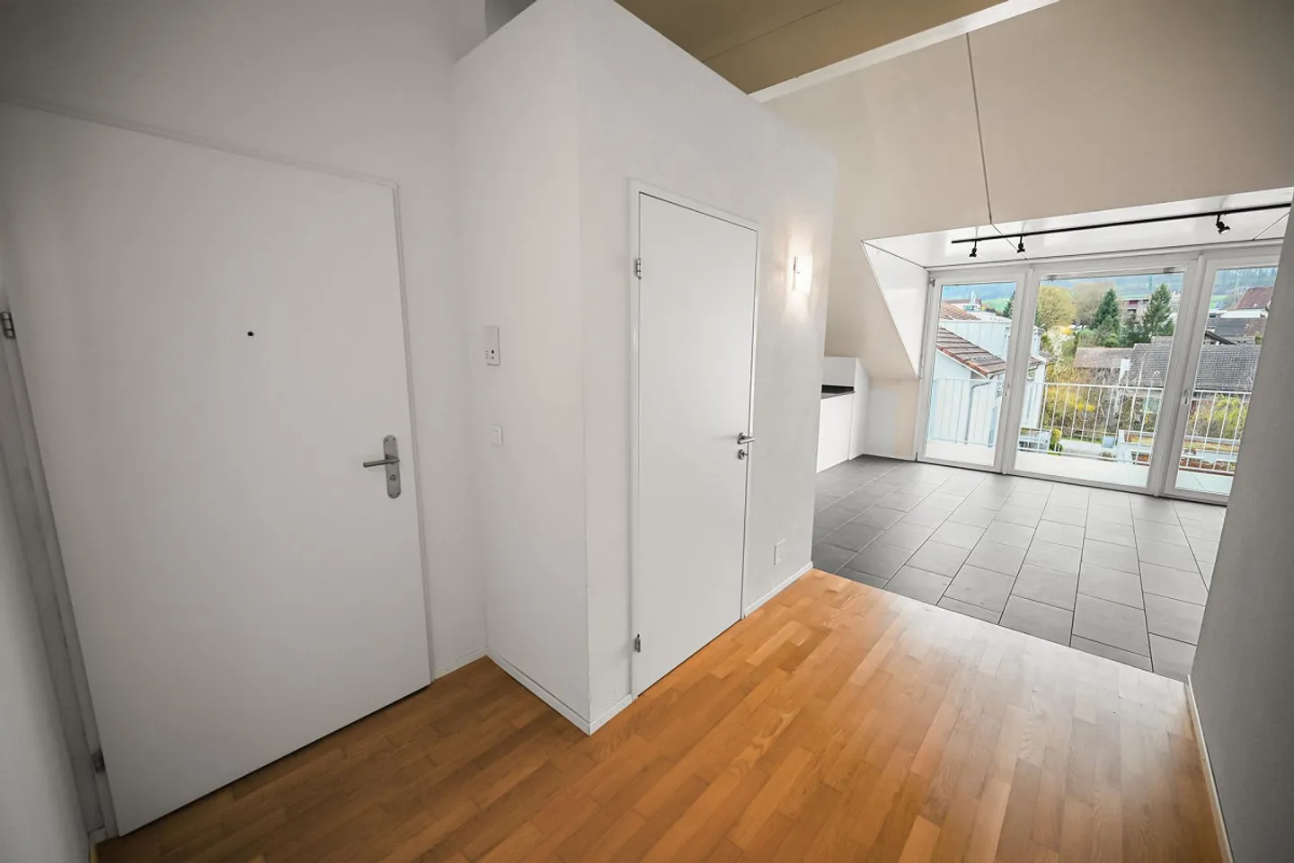 Penthouse with Glass Structure. Light-Filled Living in Lengnau AG - Photo 8 of 19