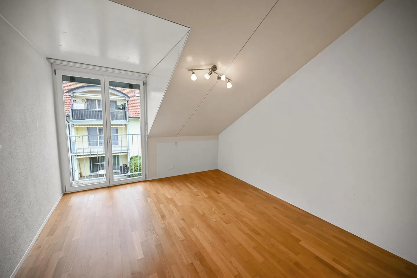 Penthouse with Glass Structure. Light-Filled Living in Lengnau AG - Photo 9 of 19