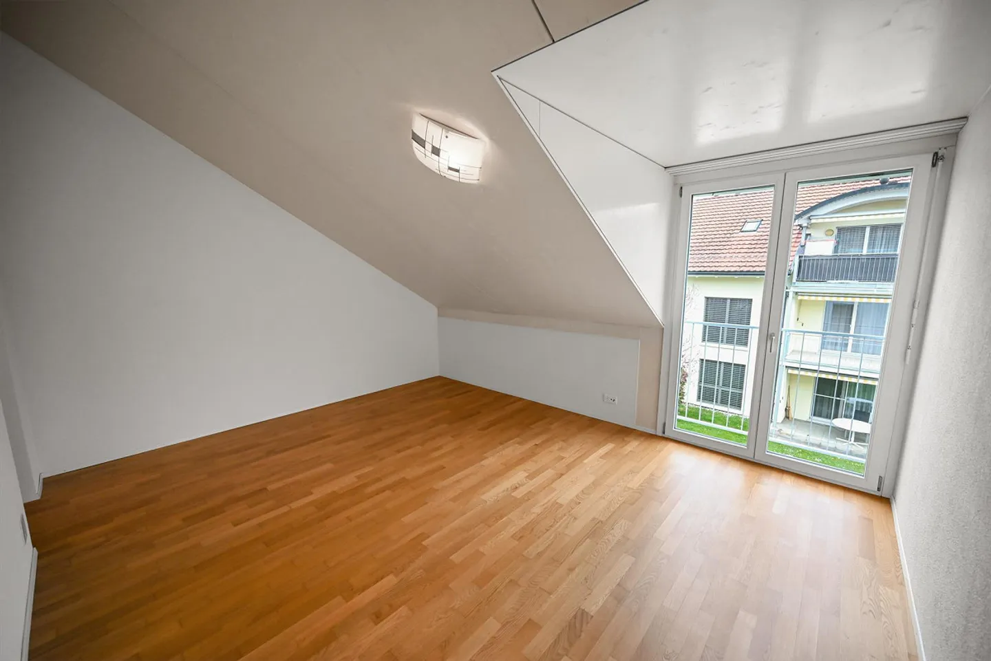 Penthouse with Glass Structure. Light-Filled Living in Lengnau AG - Photo 10 of 19