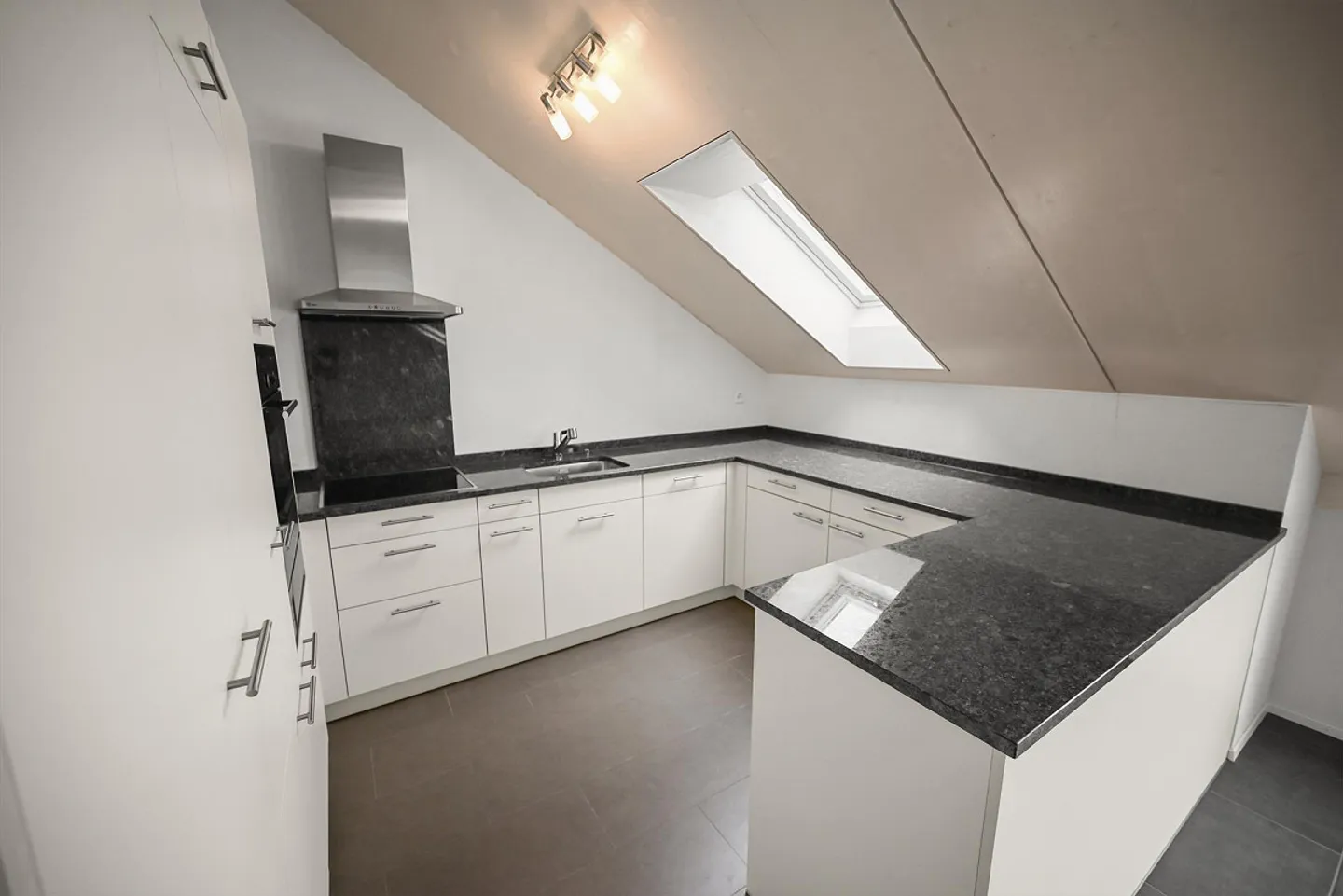 Penthouse with Glass Structure. Light-Filled Living in Lengnau AG - Photo 6 of 19