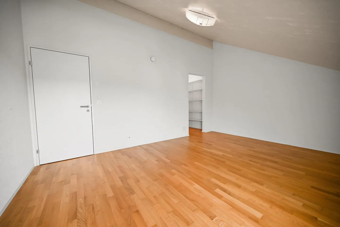 Penthouse with Glass Structure. Light-Filled Living in Lengnau AG - Photo 11 of 19