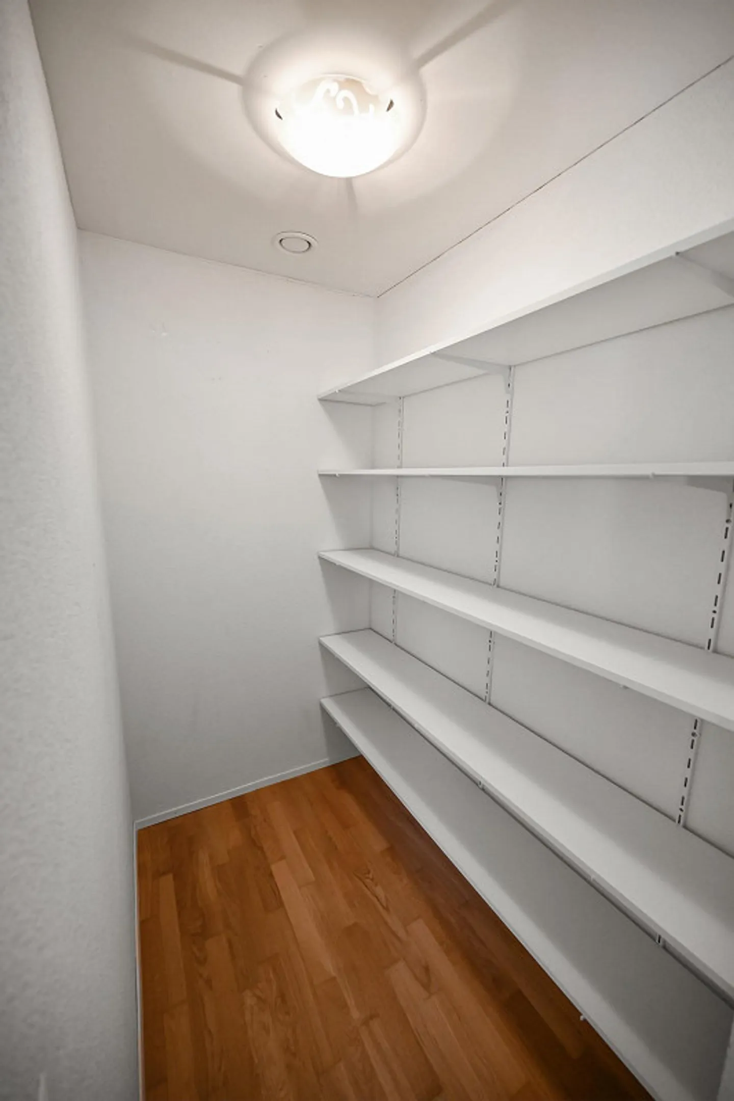 Penthouse with Glass Structure. Light-Filled Living in Lengnau AG - Photo 12 of 19