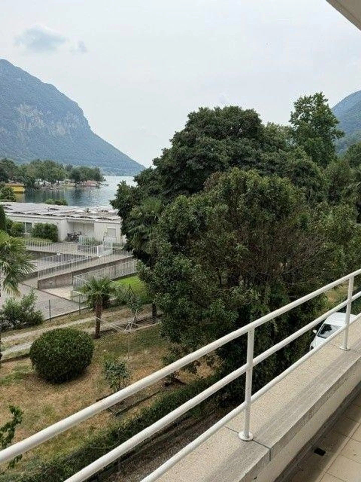 For rent: 4.5-room apartment with lake view - Photo 1 of 10