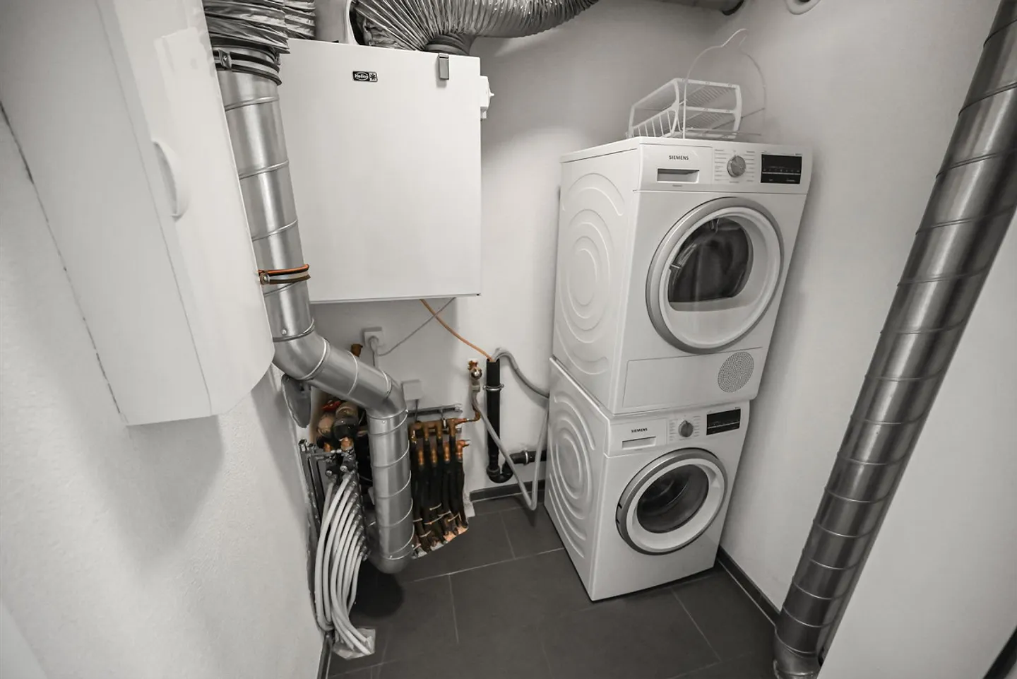 Penthouse with Glass Structure. Light-Filled Living in Lengnau AG - Photo 15 of 19