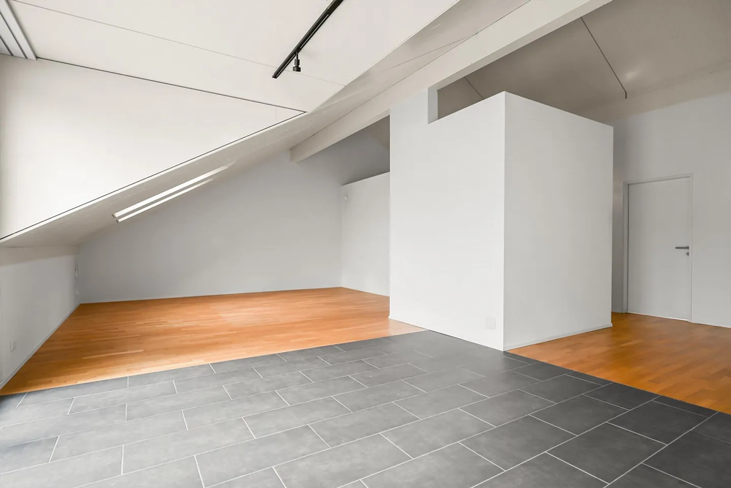 Penthouse with Glass Structure. Light-Filled Living in Lengnau AG - Photo 16 of 19