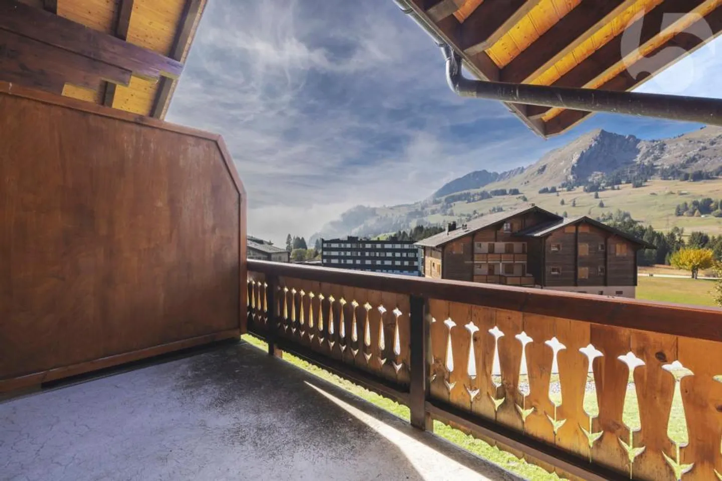 Appartement directement sur les pistes avec balcon et vue imprenable sur les montagnes - Photo 1 sur 12