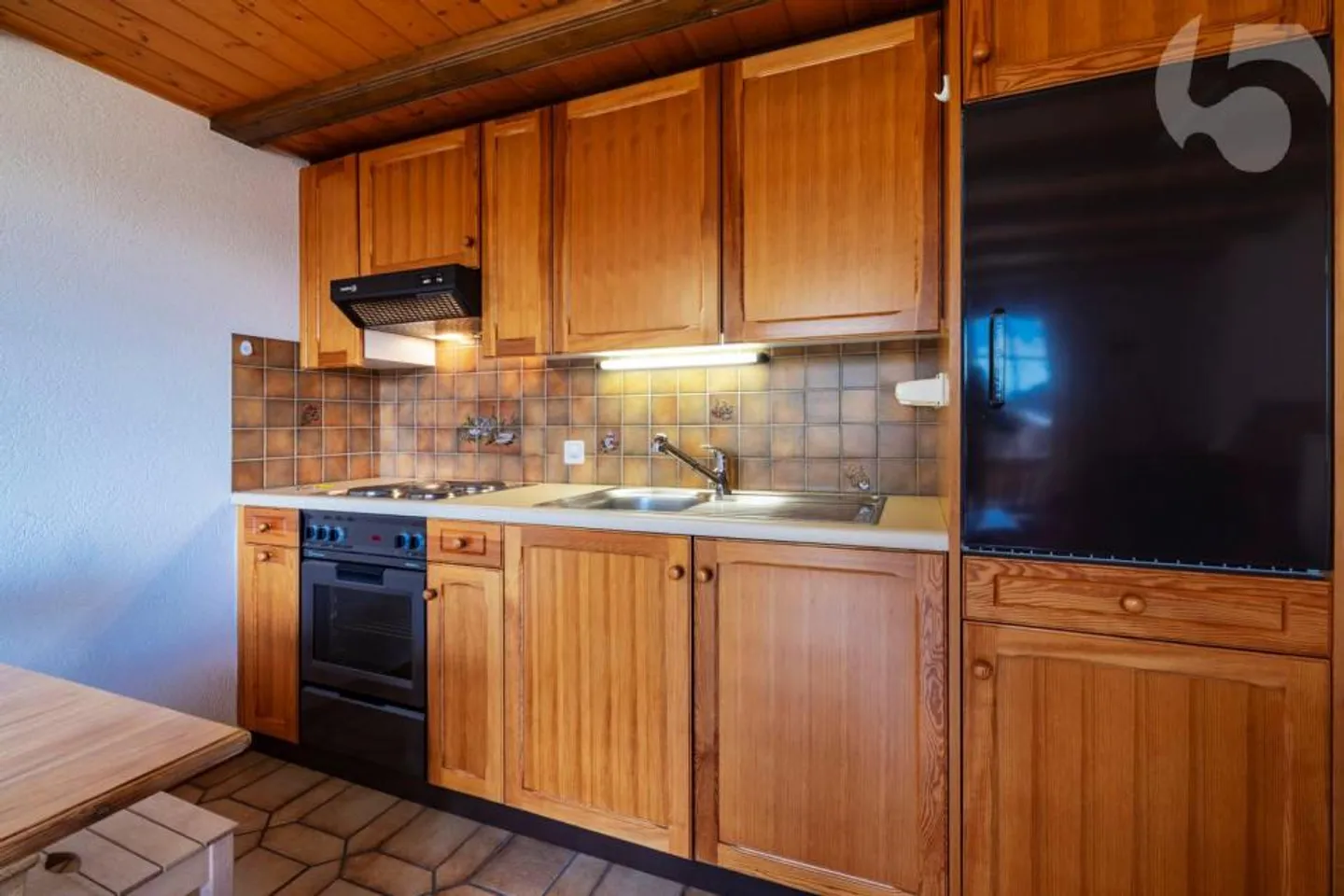 Appartement directement sur les pistes avec balcon et vue imprenable sur les montagnes - Photo 5 sur 12