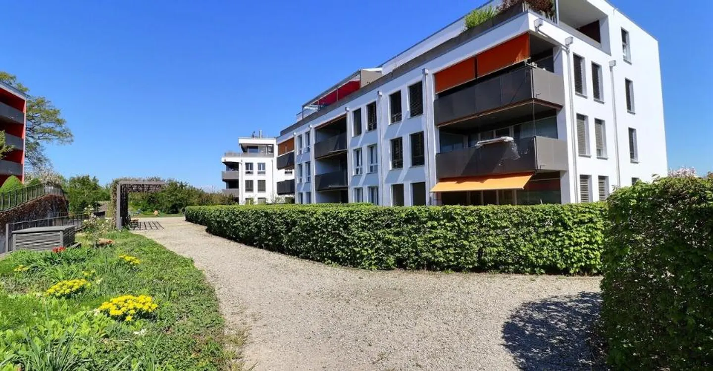 4½ Zimmer im Erdgeschoss mit Terrasse und Garten - Foto 1 von 11