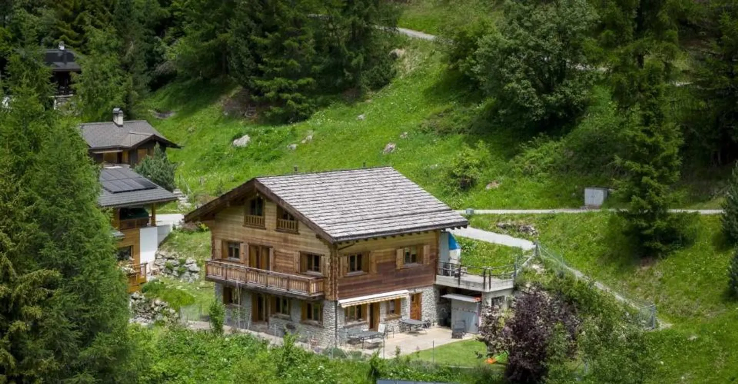 Chalet Evêque: A Sunny Haven Facing the Peaks - Photo 1 of 12