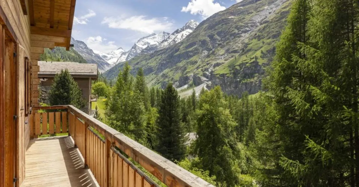 Chalet Evêque: A Sunny Haven Facing the Peaks - Photo 3 of 12