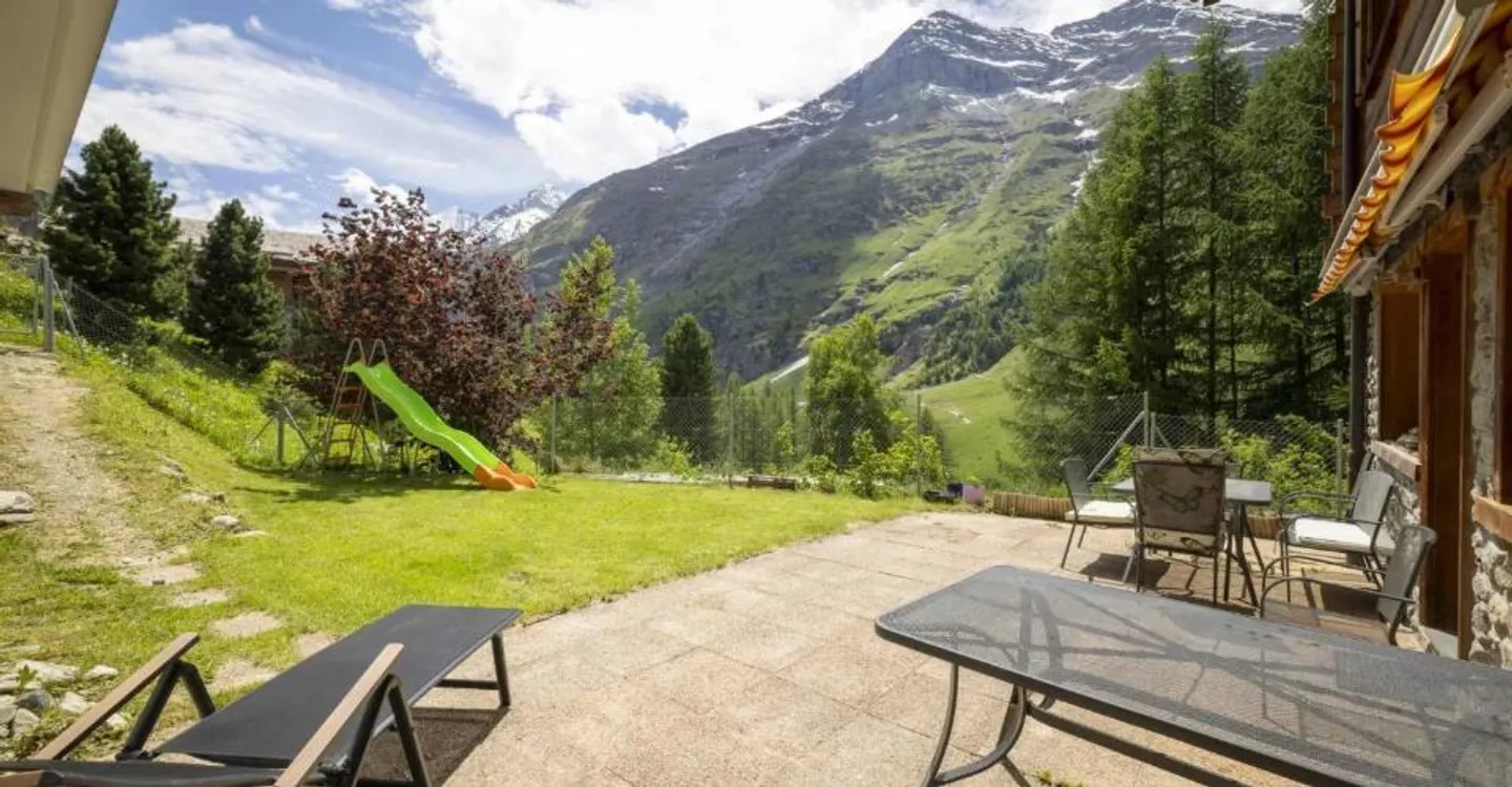 Chalet Evêque: A Sunny Haven Facing the Peaks - Photo 4 of 12