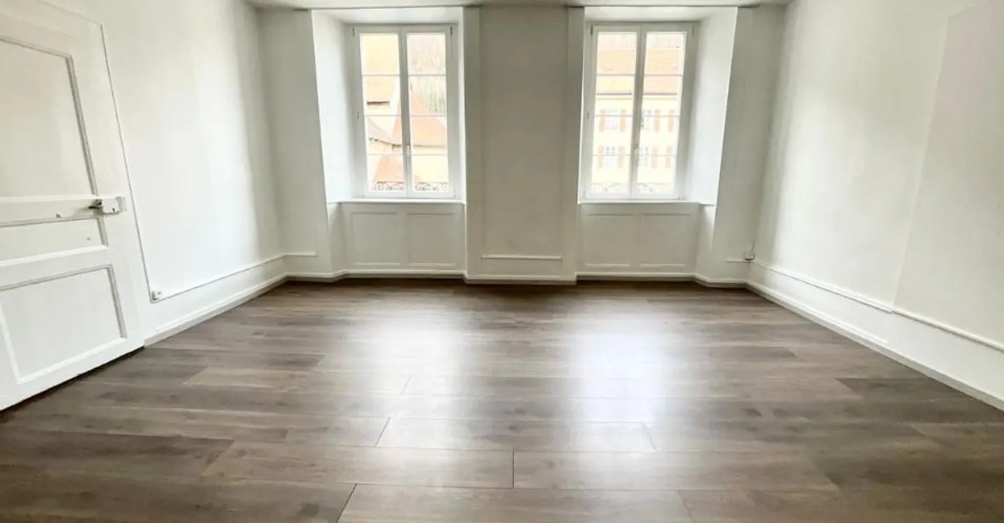 Spacious 5-Room Apartment - Photo 2 of 6