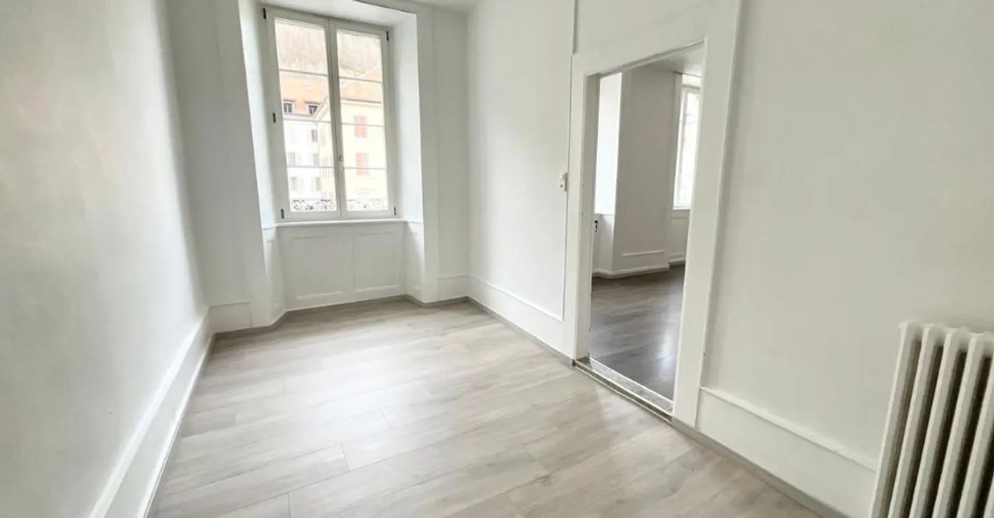 Spacious 5-Room Apartment - Photo 3 of 6
