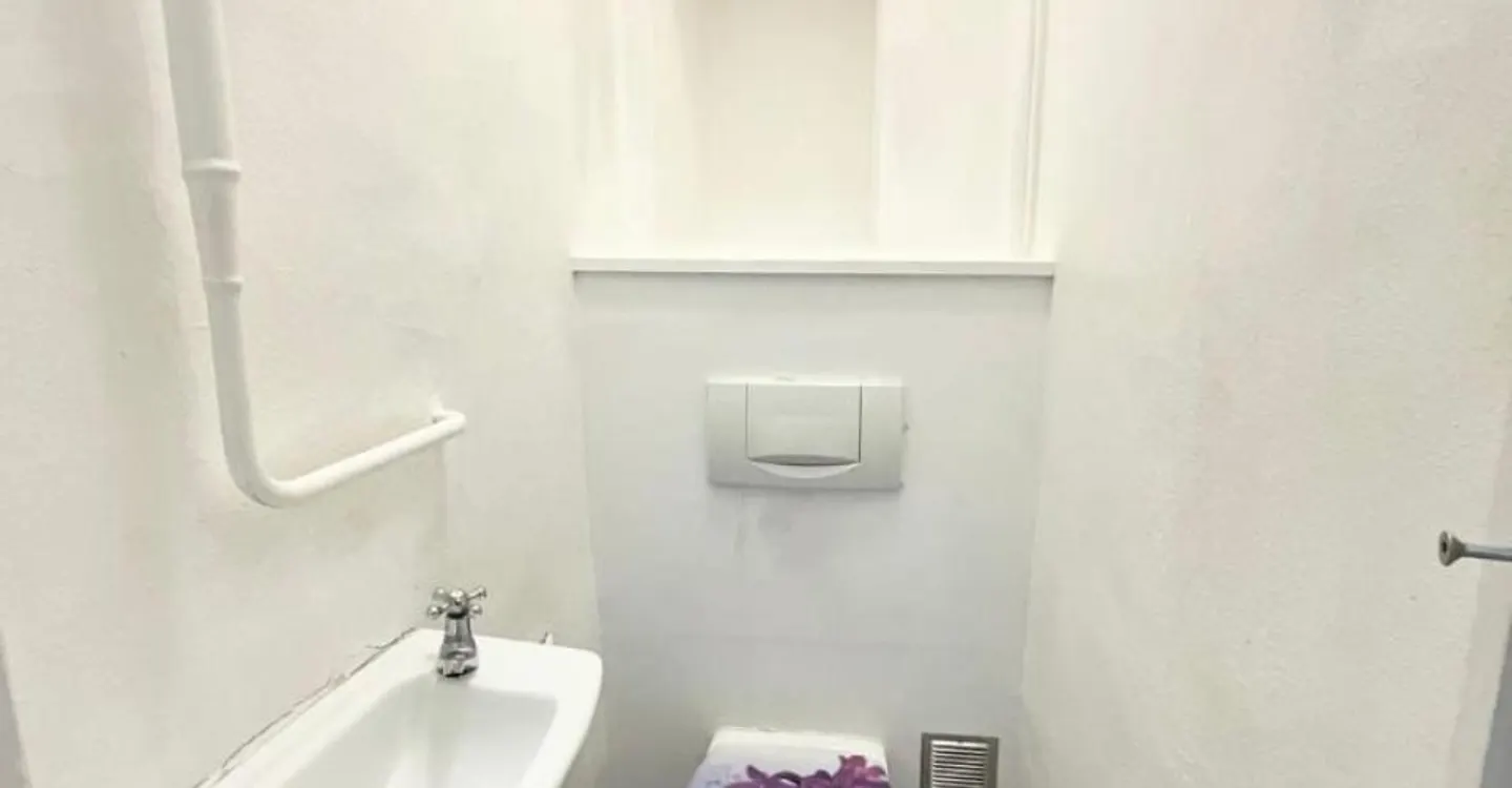 Spacious 5-Room Apartment - Photo 4 of 6