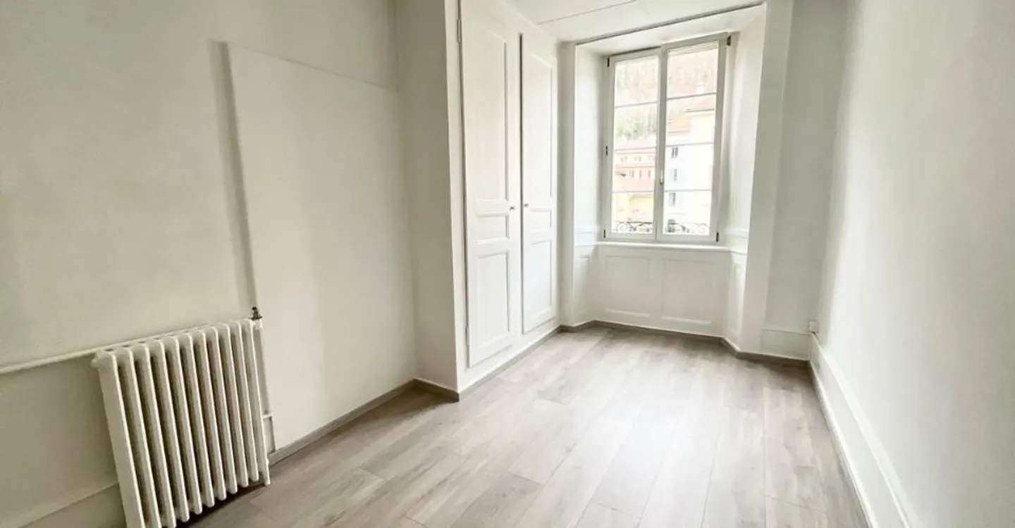 Spacious 5-Room Apartment - Photo 6 of 6