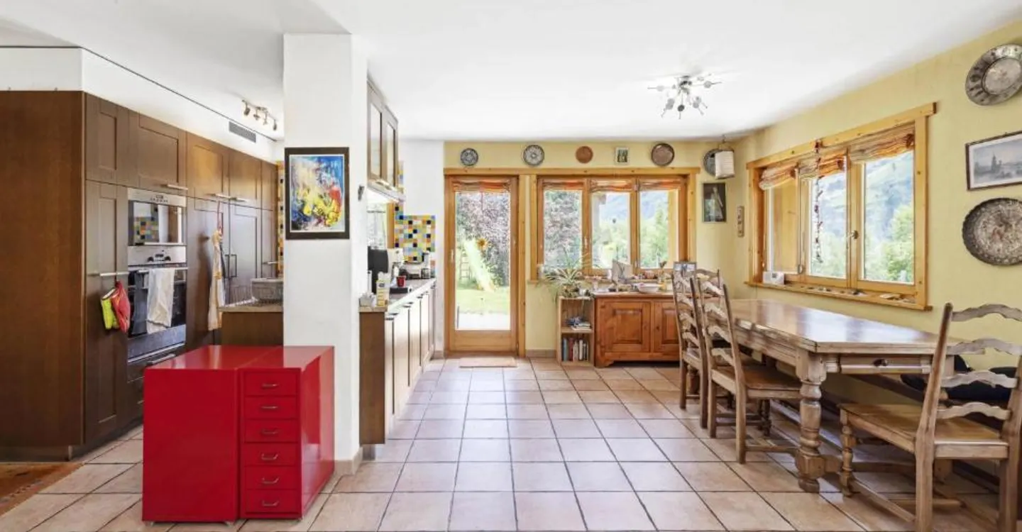 Chalet Evêque: A Sunny Haven Facing the Peaks - Photo 8 of 12