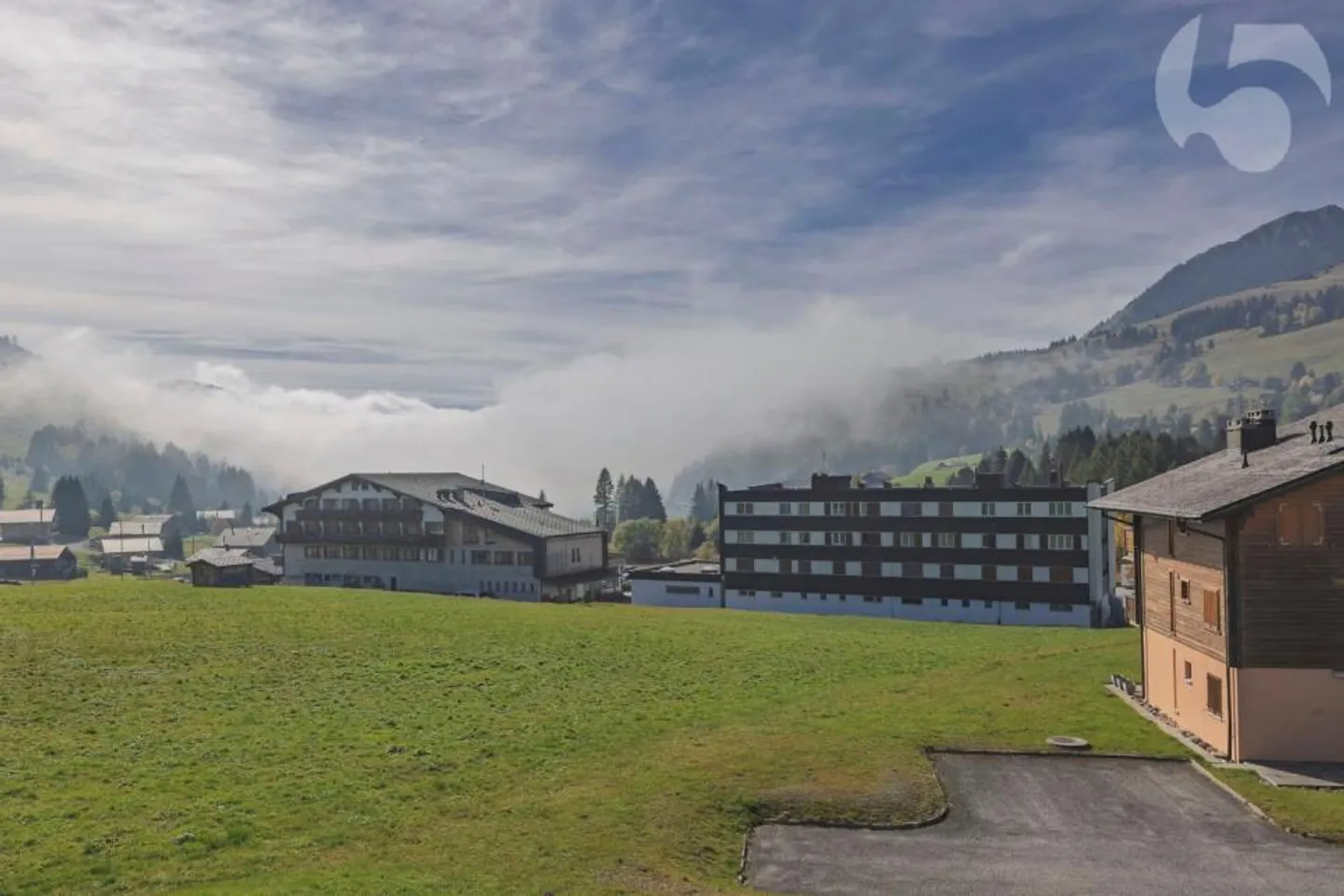 Appartement directement sur les pistes avec balcon et vue imprenable sur les montagnes - Photo 2 sur 12