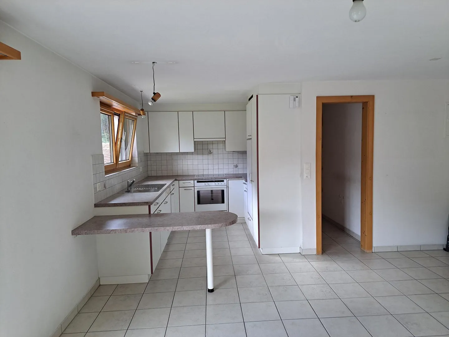 Hauswart mit 4 1/2 Zi. Wohnung - Foto 2 von 16