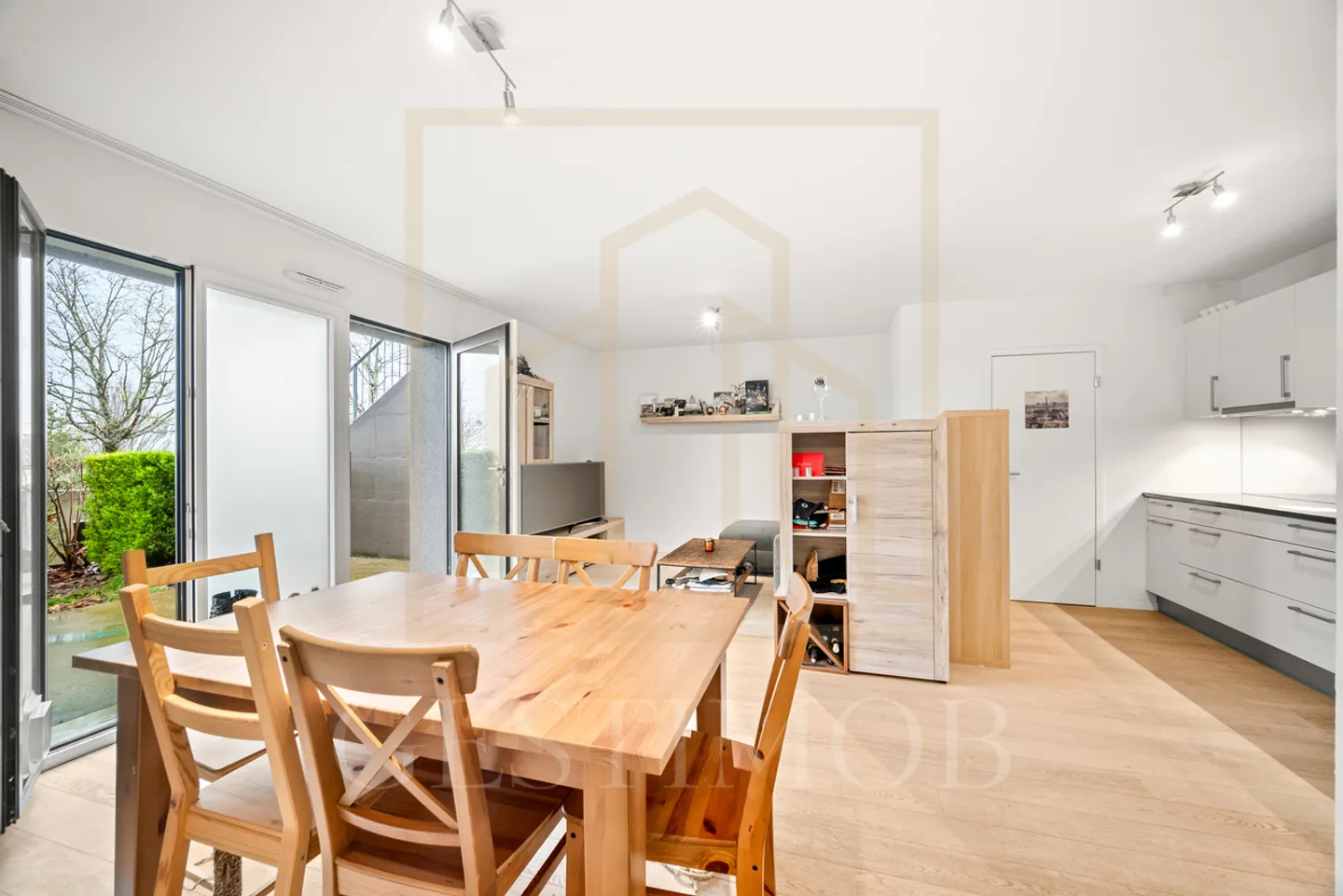 Charming Apartment with Terrace - Photo 3 of 7