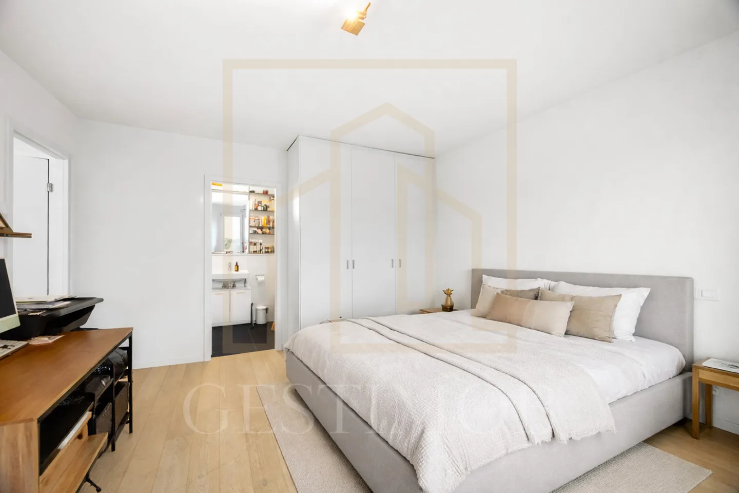 Charming Apartment with Terrace - Photo 4 of 7