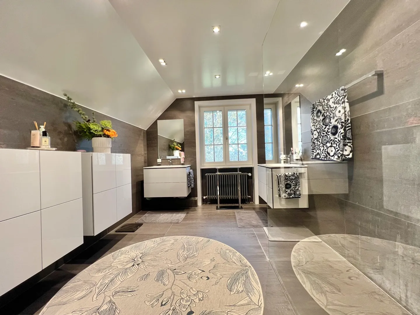 Elegant Villa with Lake View - Photo 8 of 13