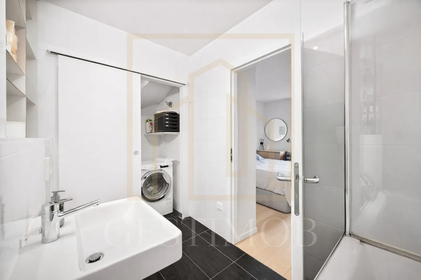 Charming Apartment with Terrace - Photo 5 of 7