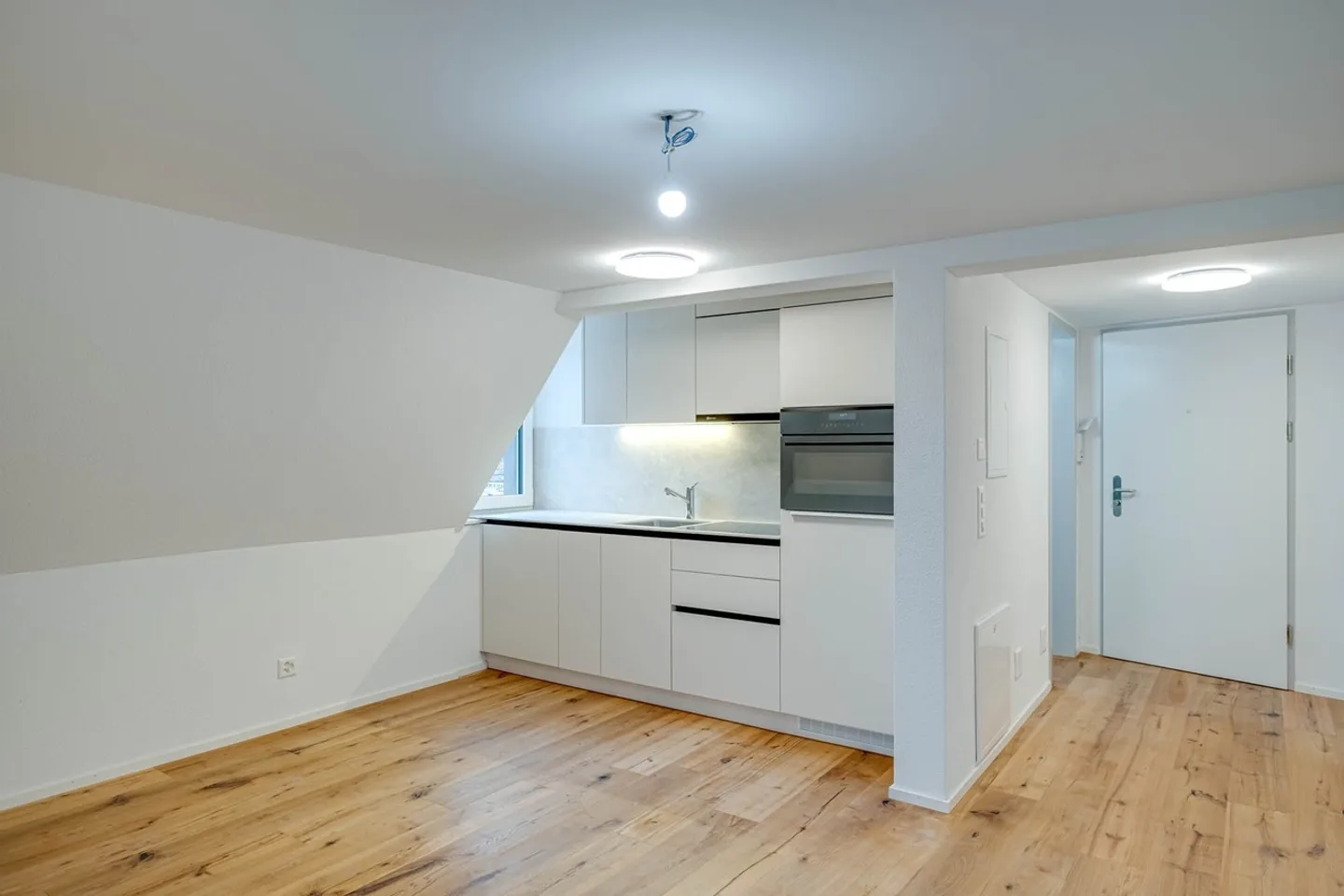 Great Single Apartment! - Photo 2 of 5