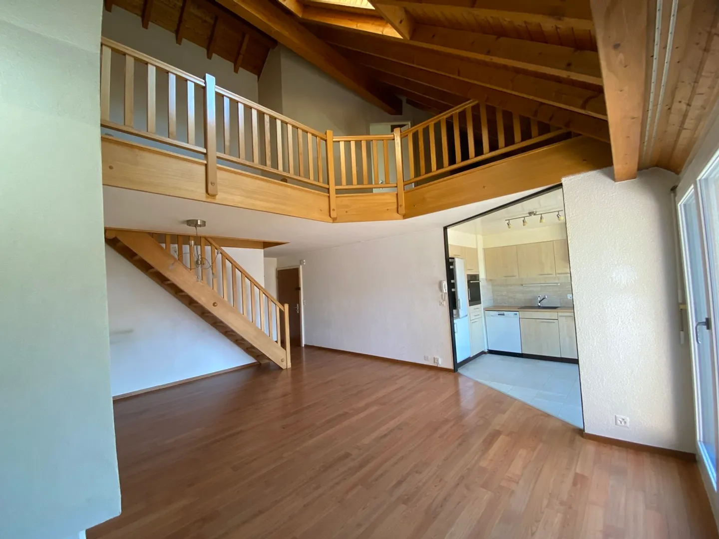 Duplex and attic apartment with 4.5 rooms and terrace - Photo 3 of 12