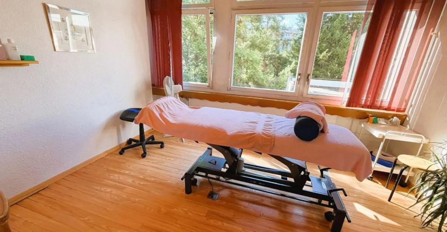UFFICIO DI FISIOTERAPIA MOLTO SPAZIOSO - 10 STANZE PER TRATTAMENTI - IDEALMENTE SITUATO NEL CUORE DI CRANS - Foto 3 di 20