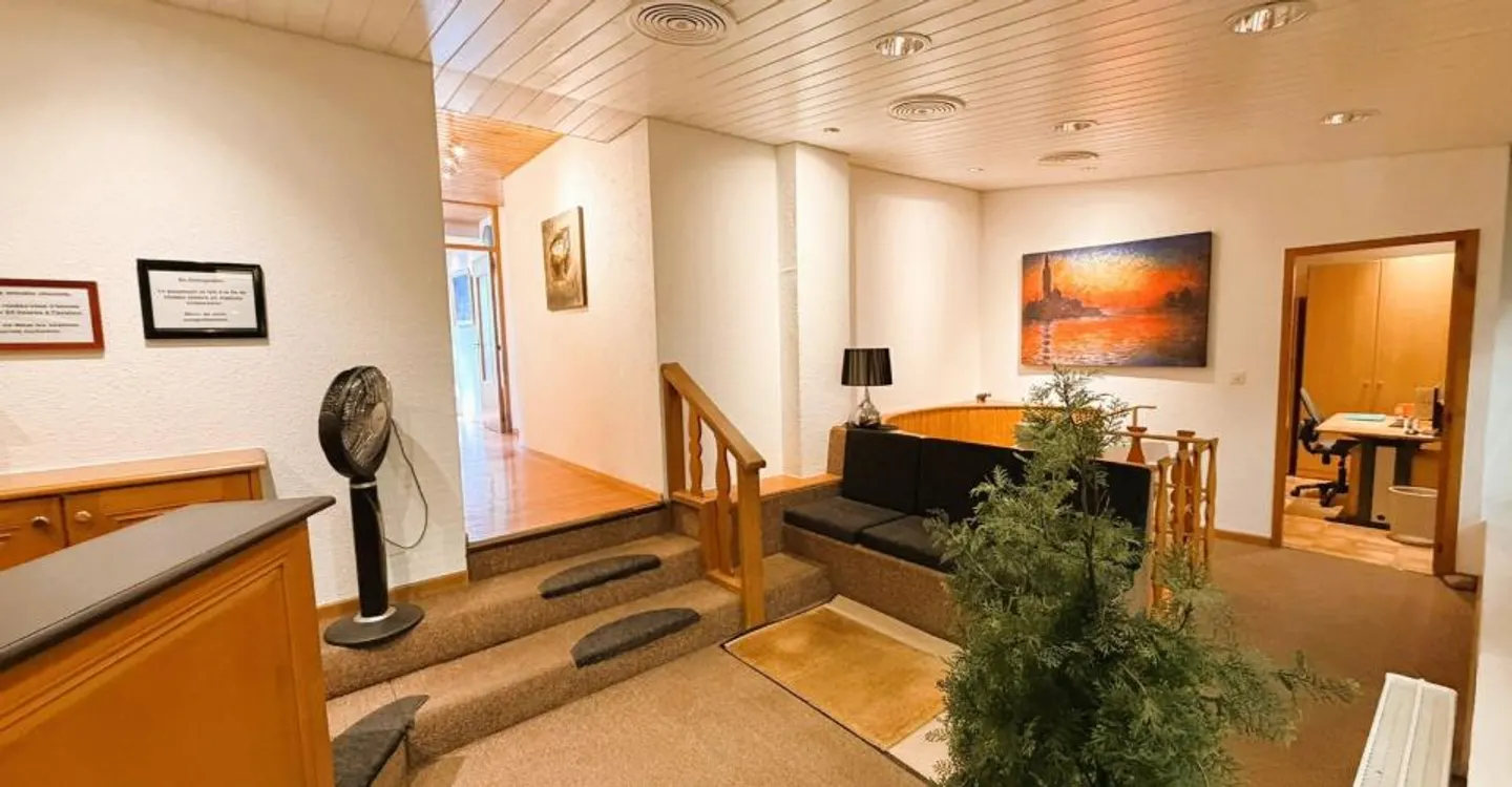 UFFICIO DI FISIOTERAPIA MOLTO SPAZIOSO - 10 STANZE PER TRATTAMENTI - IDEALMENTE SITUATO NEL CUORE DI CRANS - Foto 1 di 20