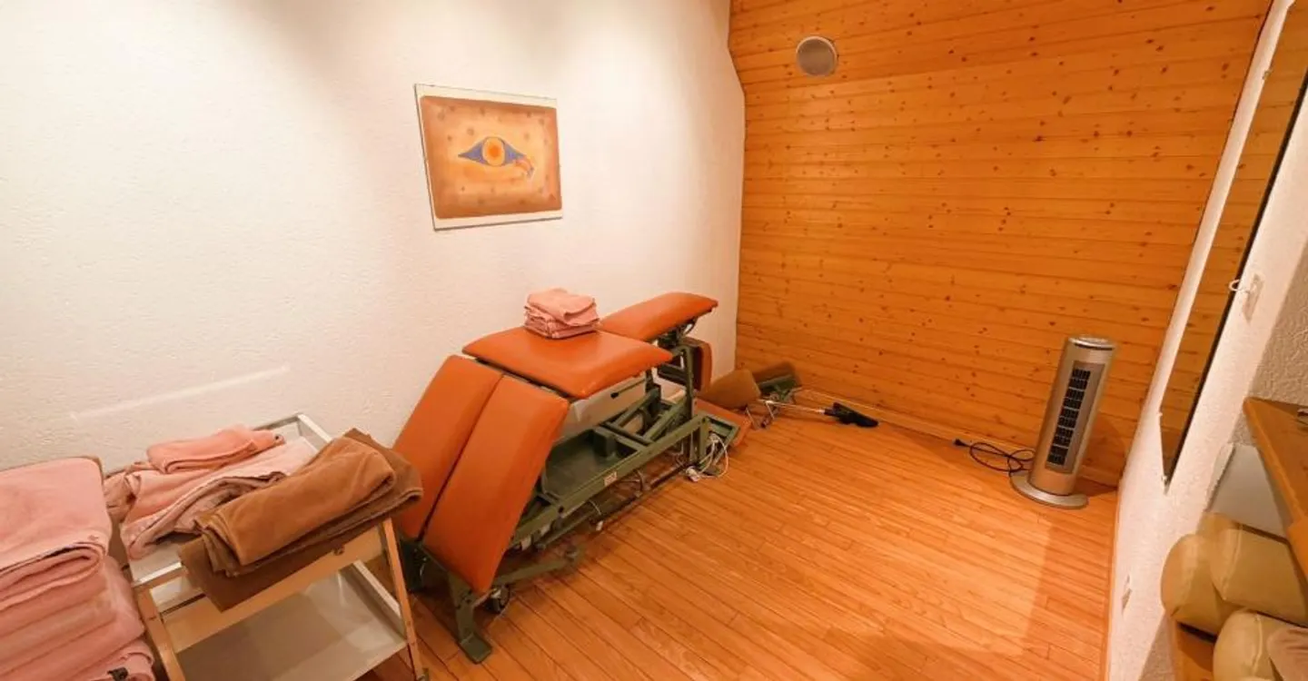 UFFICIO DI FISIOTERAPIA MOLTO SPAZIOSO - 10 STANZE PER TRATTAMENTI - IDEALMENTE SITUATO NEL CUORE DI CRANS - Foto 11 di 20