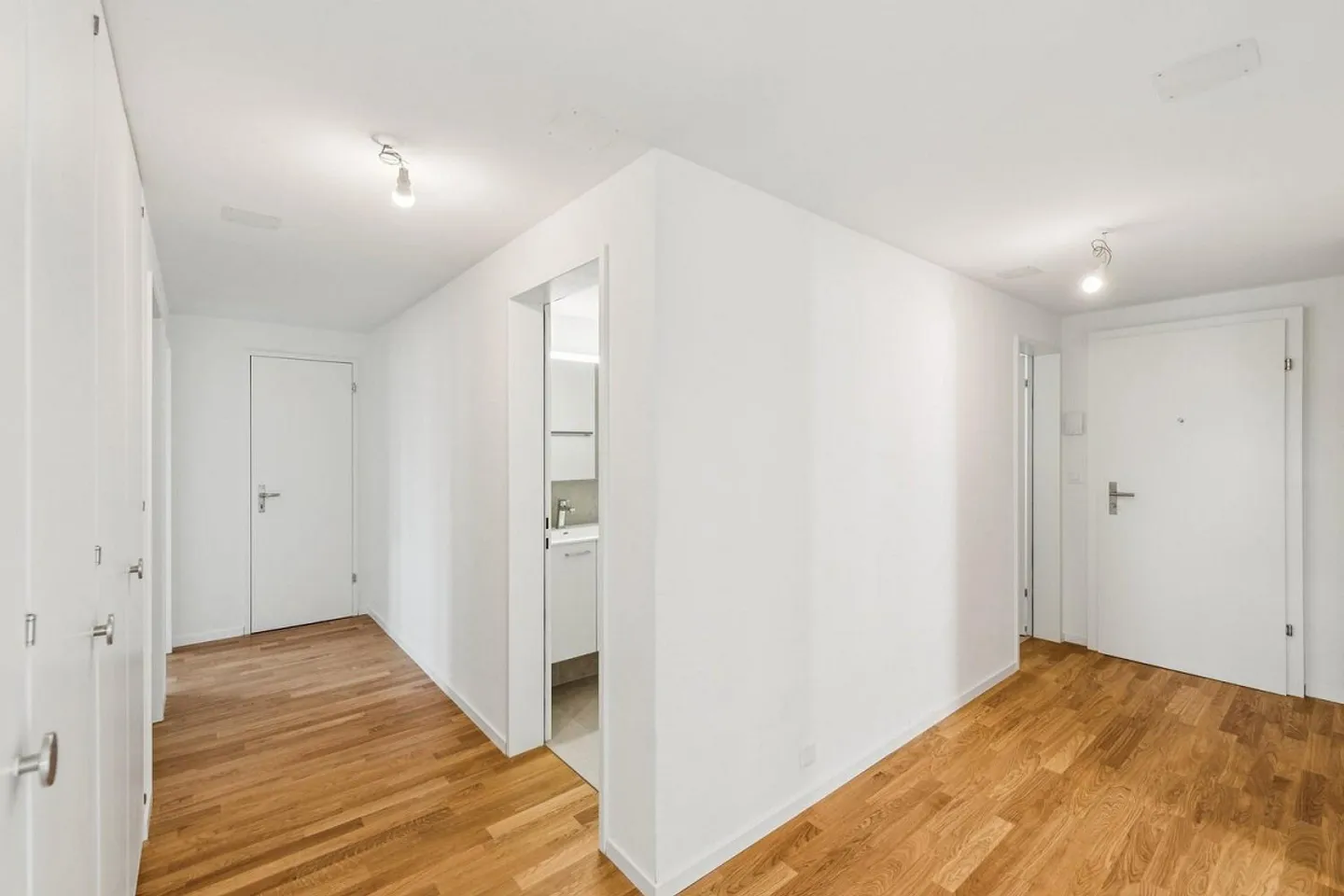 Freshly renovated 4.5-room apartment in a prime location in Pratteln - Photo 4 of 10