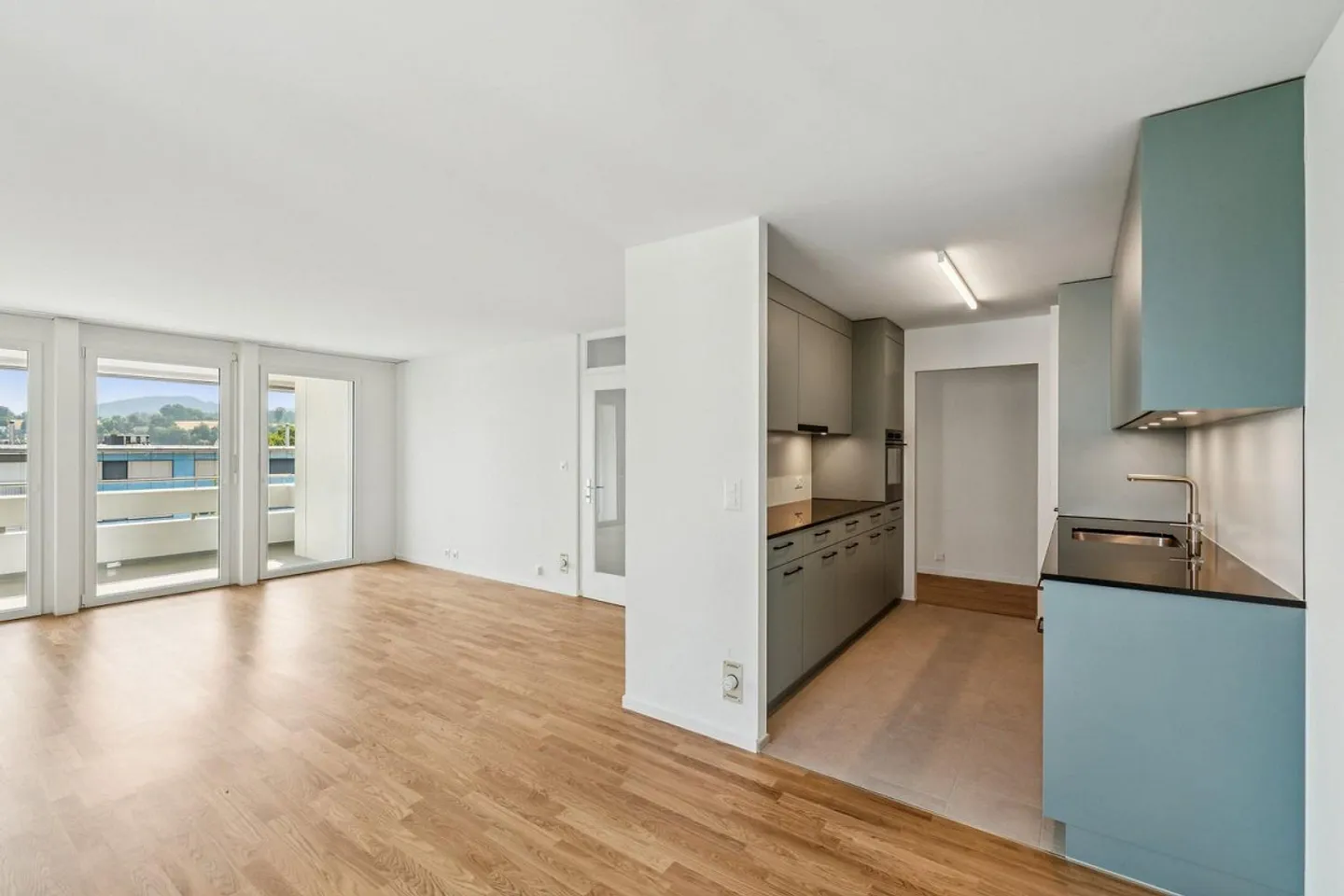 Freshly renovated 4.5-room apartment in a prime location in Pratteln - Photo 2 of 10