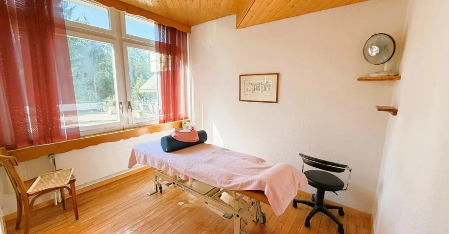 UFFICIO DI FISIOTERAPIA MOLTO SPAZIOSO - 10 STANZE PER TRATTAMENTI - IDEALMENTE SITUATO NEL CUORE DI CRANS - Foto 5 di 20
