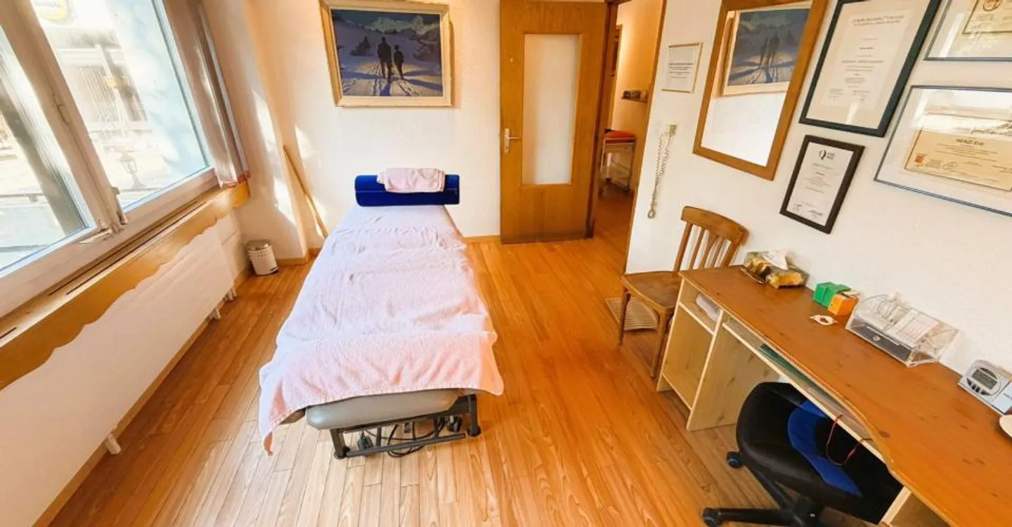 UFFICIO DI FISIOTERAPIA MOLTO SPAZIOSO - 10 STANZE PER TRATTAMENTI - IDEALMENTE SITUATO NEL CUORE DI CRANS - Foto 7 di 20