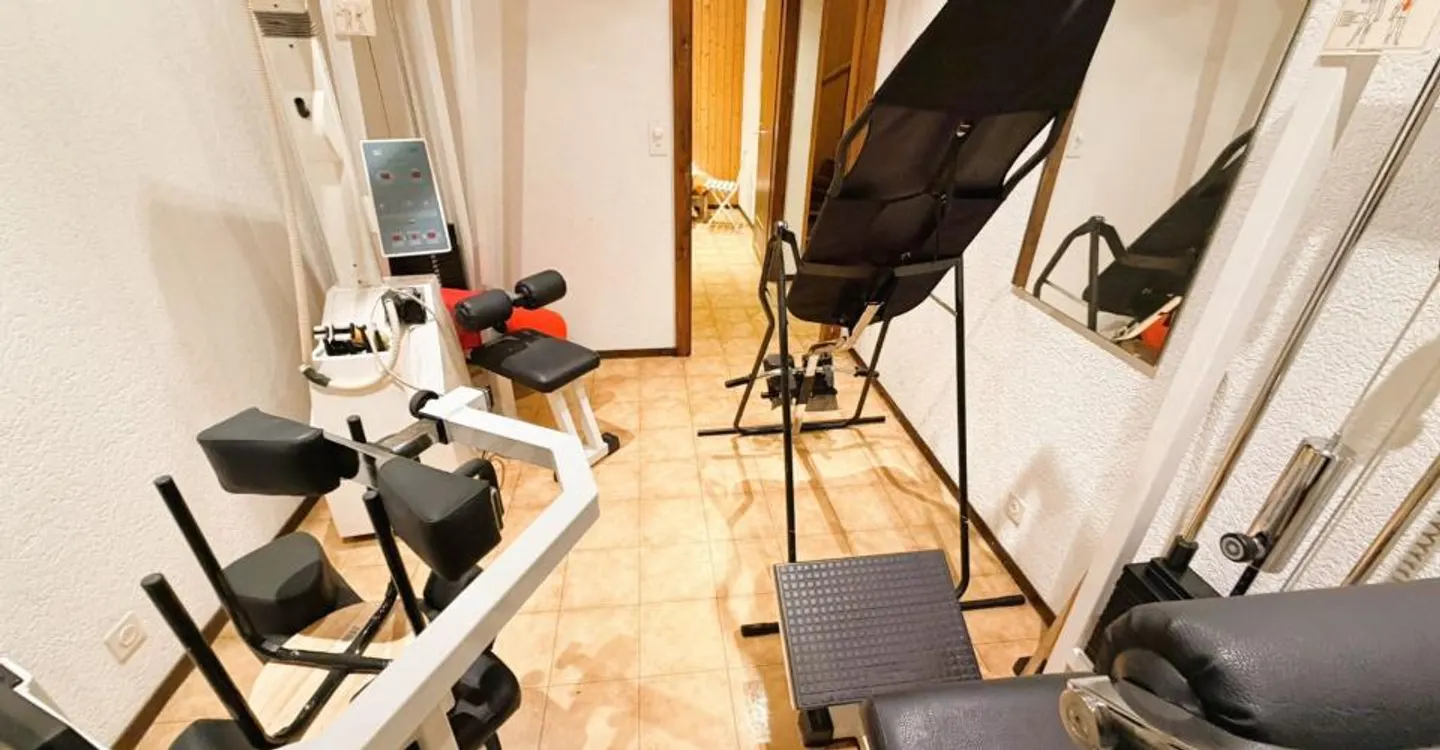UFFICIO DI FISIOTERAPIA MOLTO SPAZIOSO - 10 STANZE PER TRATTAMENTI - IDEALMENTE SITUATO NEL CUORE DI CRANS - Foto 15 di 20