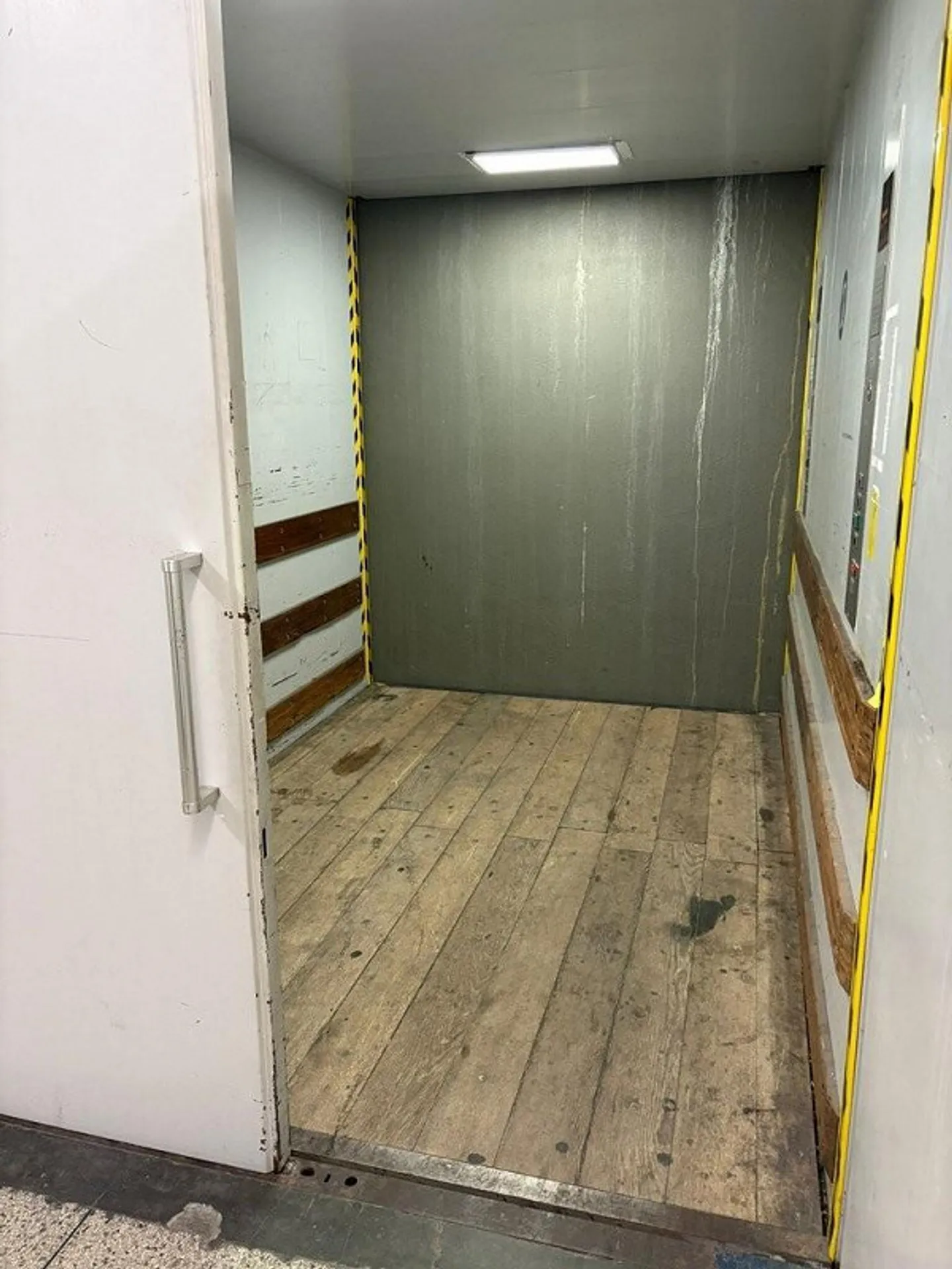 Il tuo spazio di stoccaggio nel Zentareal con ascensore per merci - Foto 3 di 4