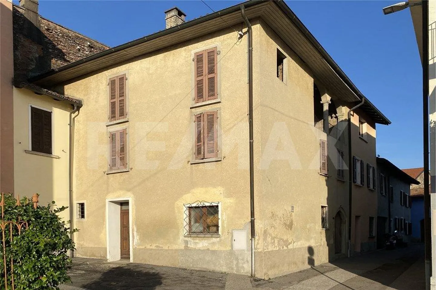 Edificio da ristrutturare con licenza edilizia per 4 appartamenti - Foto 2 di 5