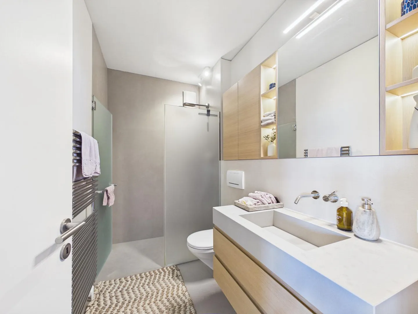 5.5-room Light Filled Loft with Lake Zurich Views Single Level & Open - Photo 11 of 15