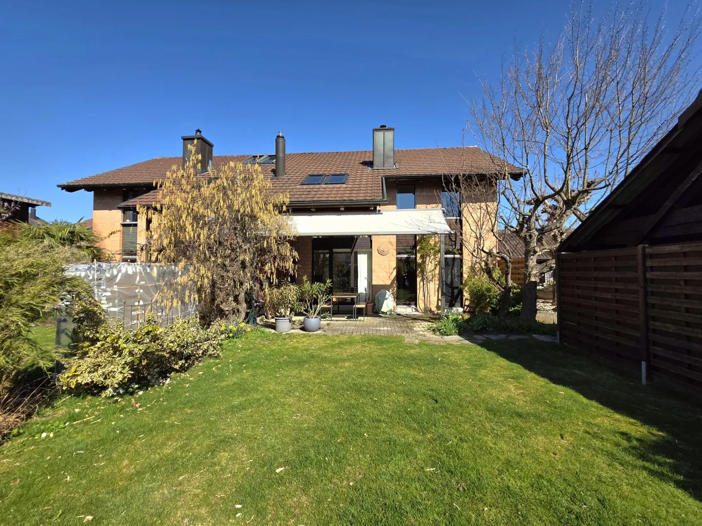 Stilvoll modernisiertes, einseitig angebautes Einfamilienhaus mit sonnigem Garten - Photo 1 of 13