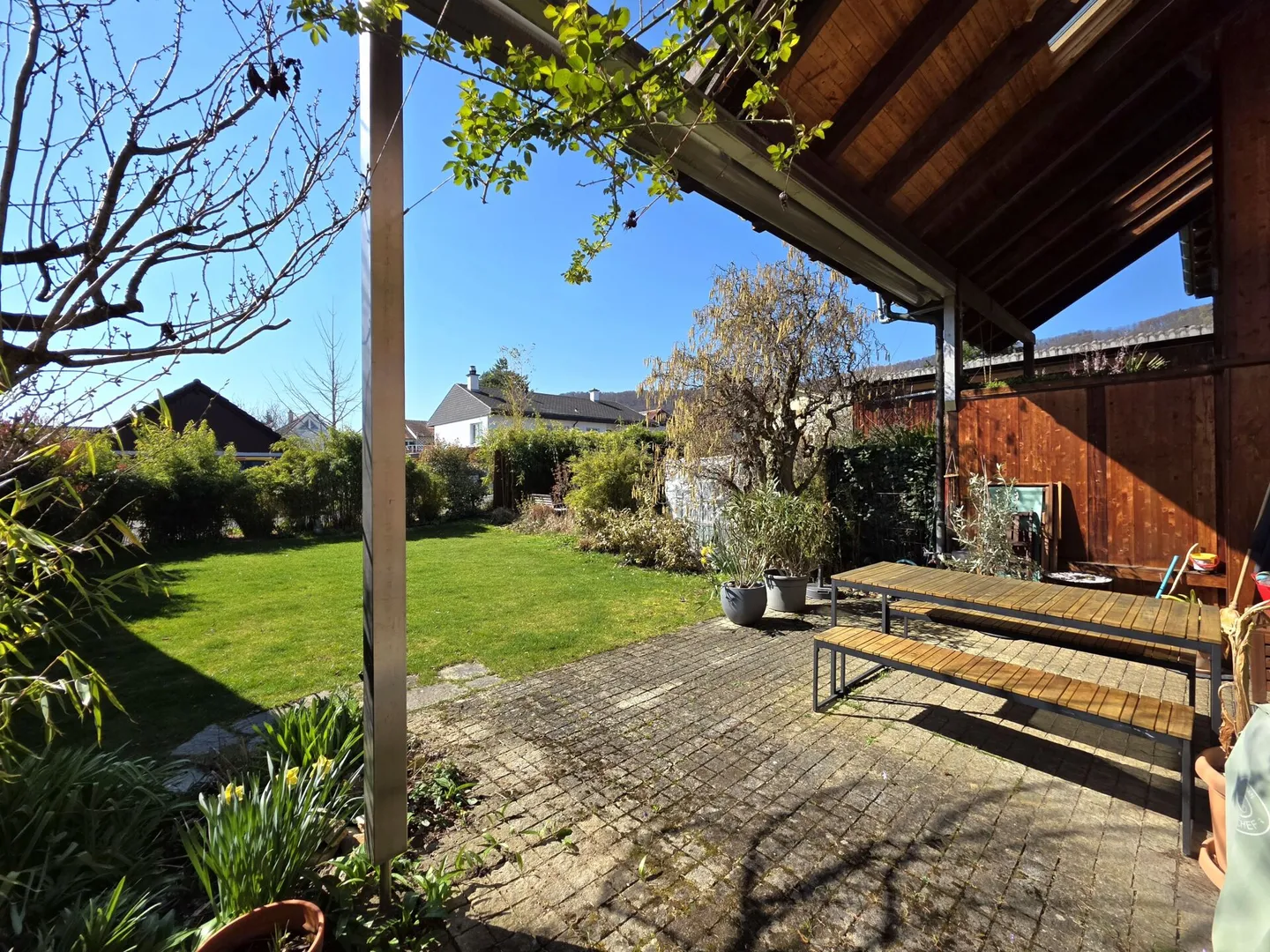 Stilvoll modernisiertes, einseitig angebautes Einfamilienhaus mit sonnigem Garten - Photo 2 of 13