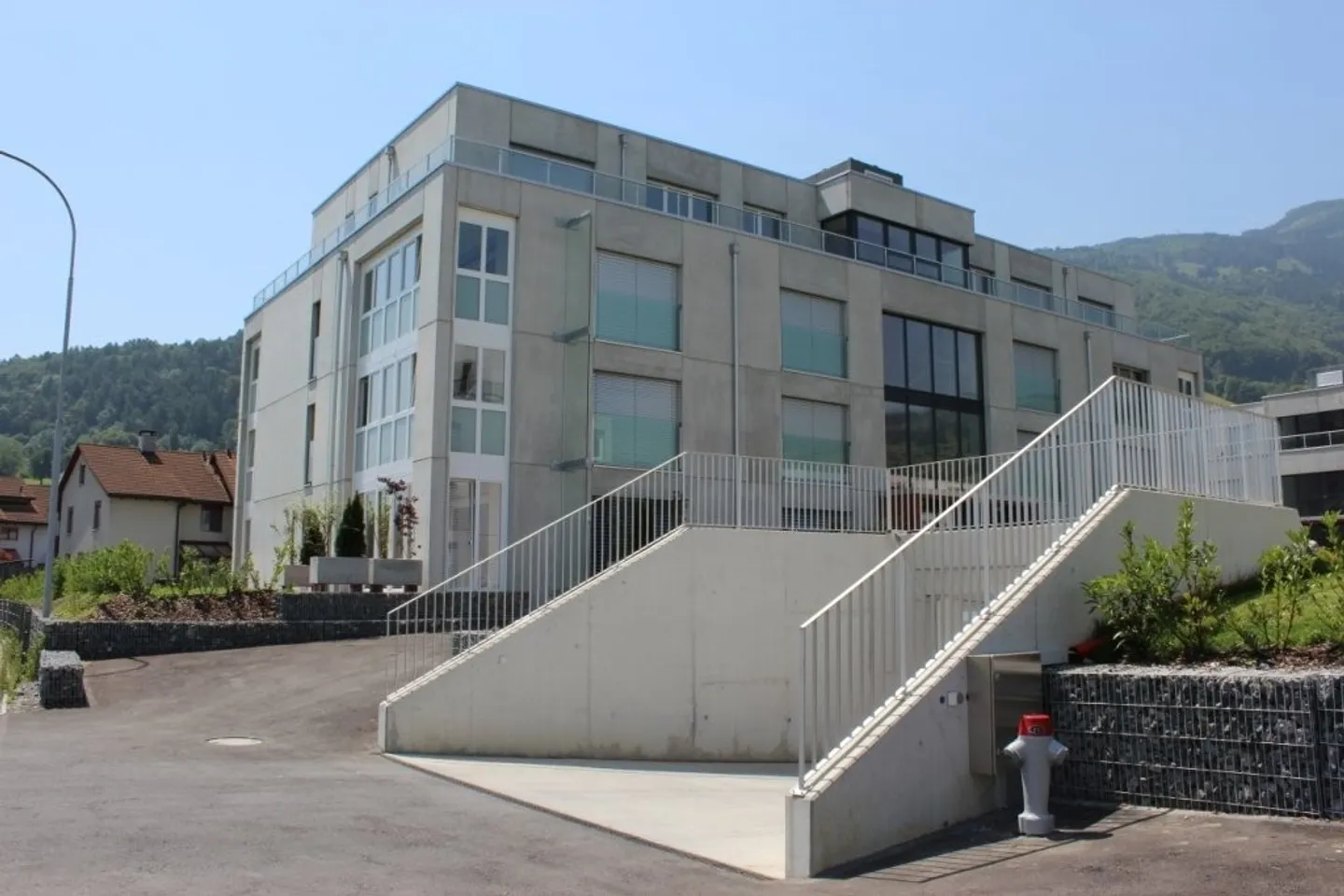 Überdachter Motorradparkplatz - Foto 1 von 1