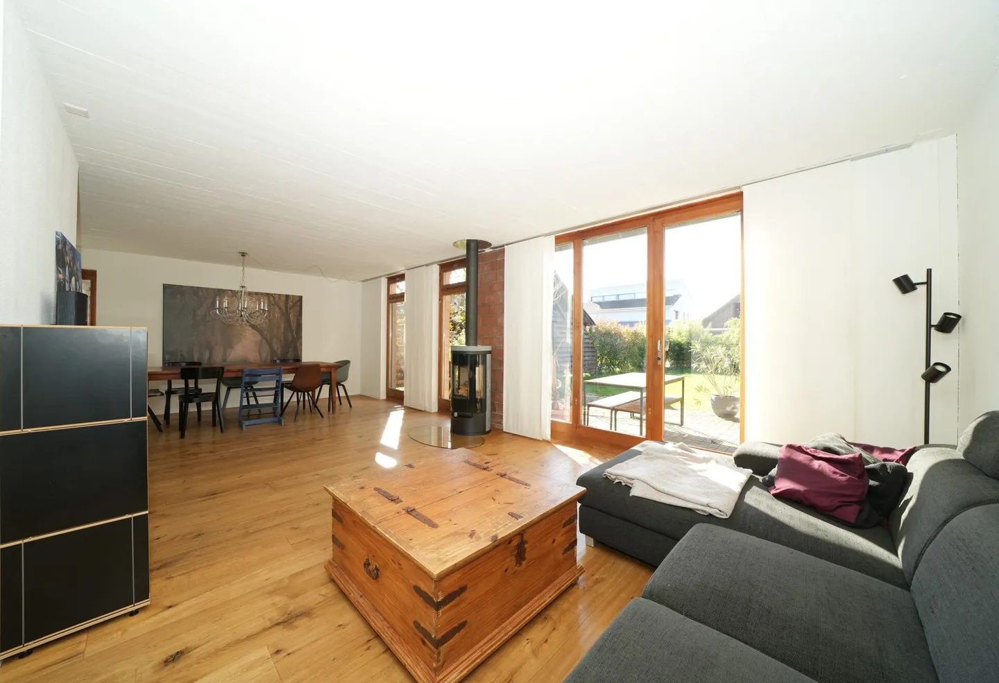 Stilvoll modernisiertes, einseitig angebautes Einfamilienhaus mit sonnigem Garten - Photo 3 of 13