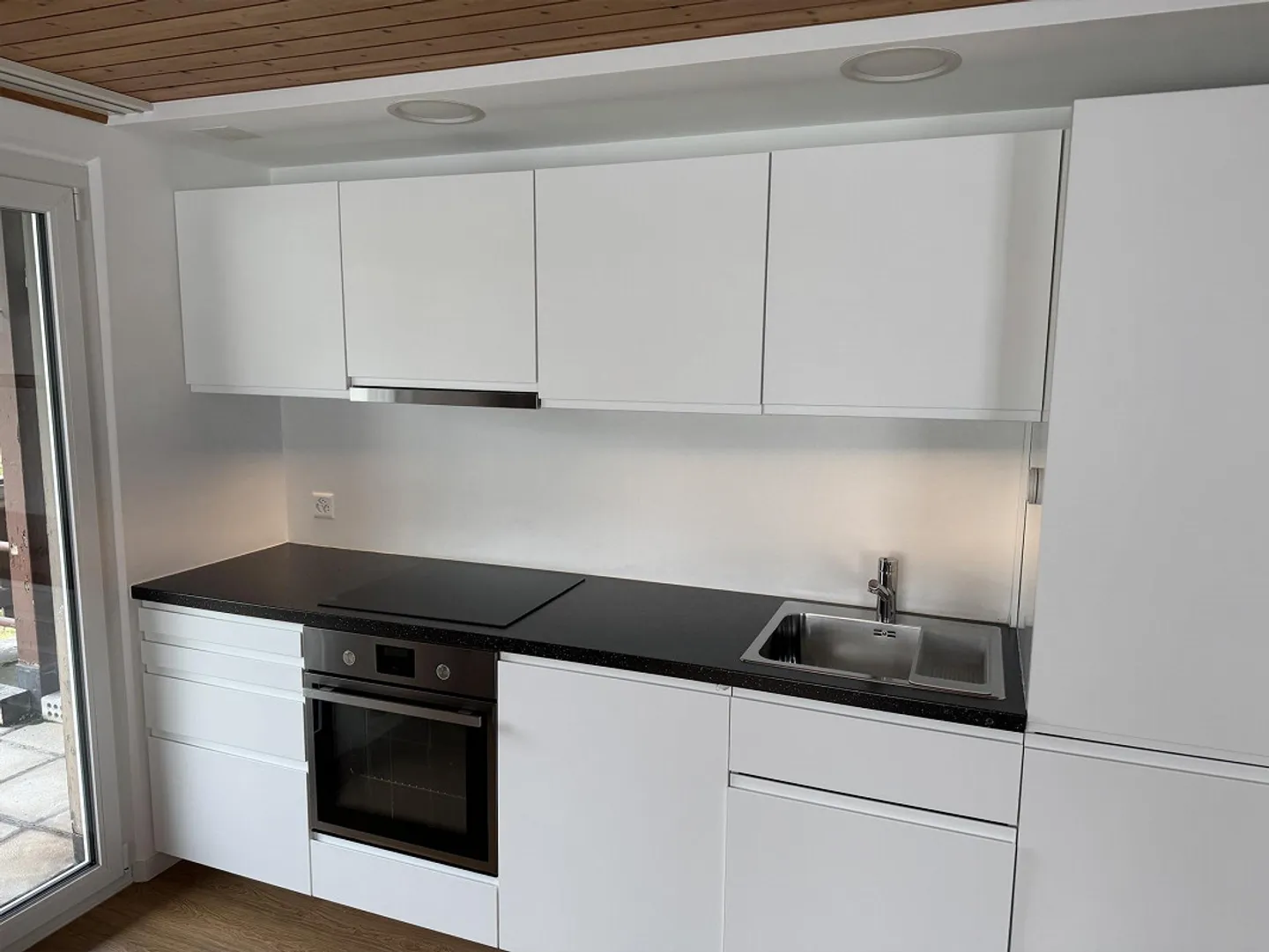 Appartamento ristrutturato, moderno e luminoso con balcone in affitto - Foto 4 di 16