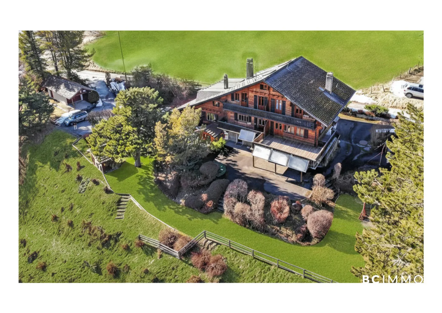 Chalet mit 4 Wohnungen und seinem wunderschönen Grundstück - Foto 1 von 9