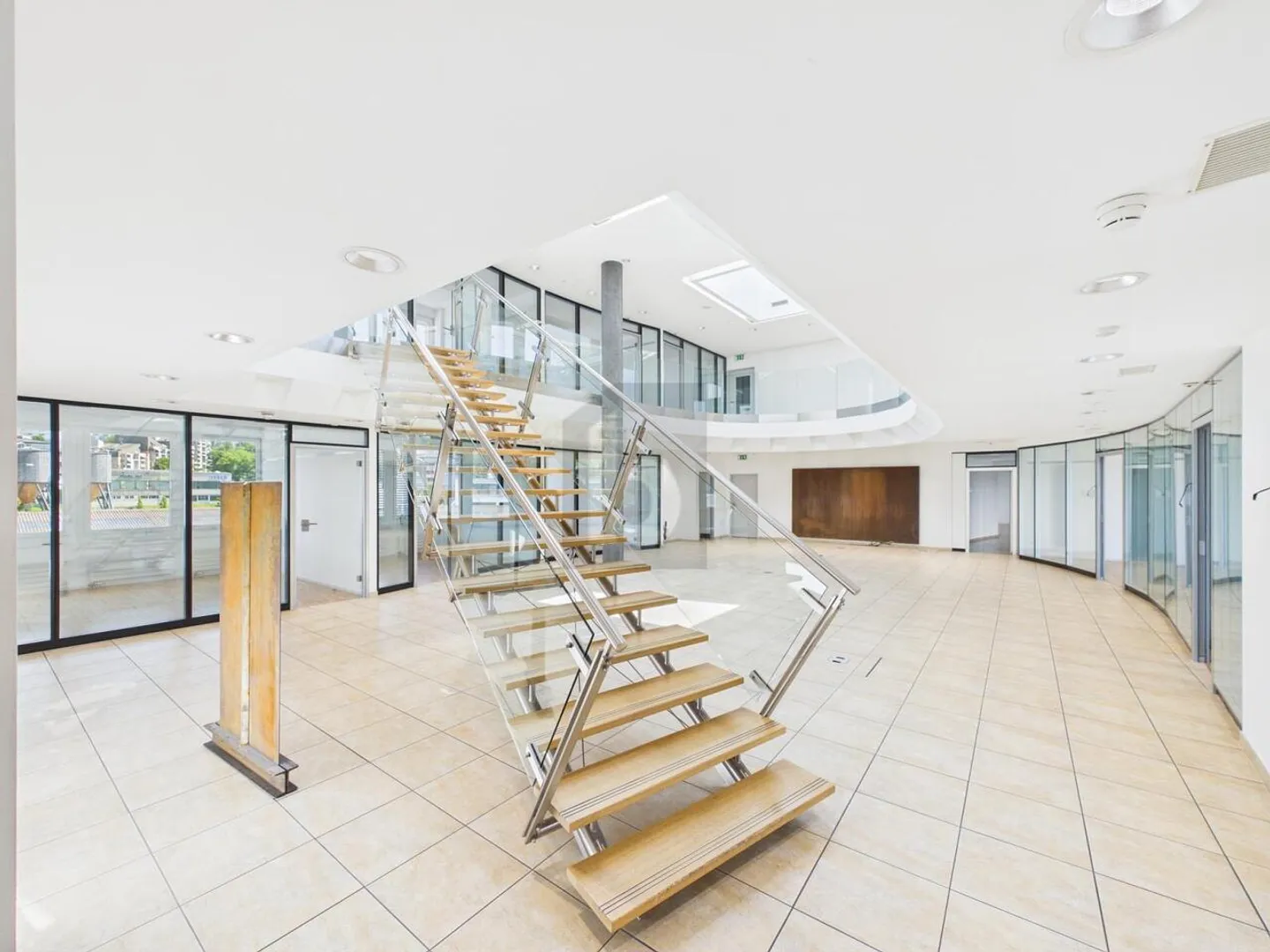 HUGE PRODUCTION HALL IDEAL FOR YOUR BUSINESS - Photo 2 of 6
