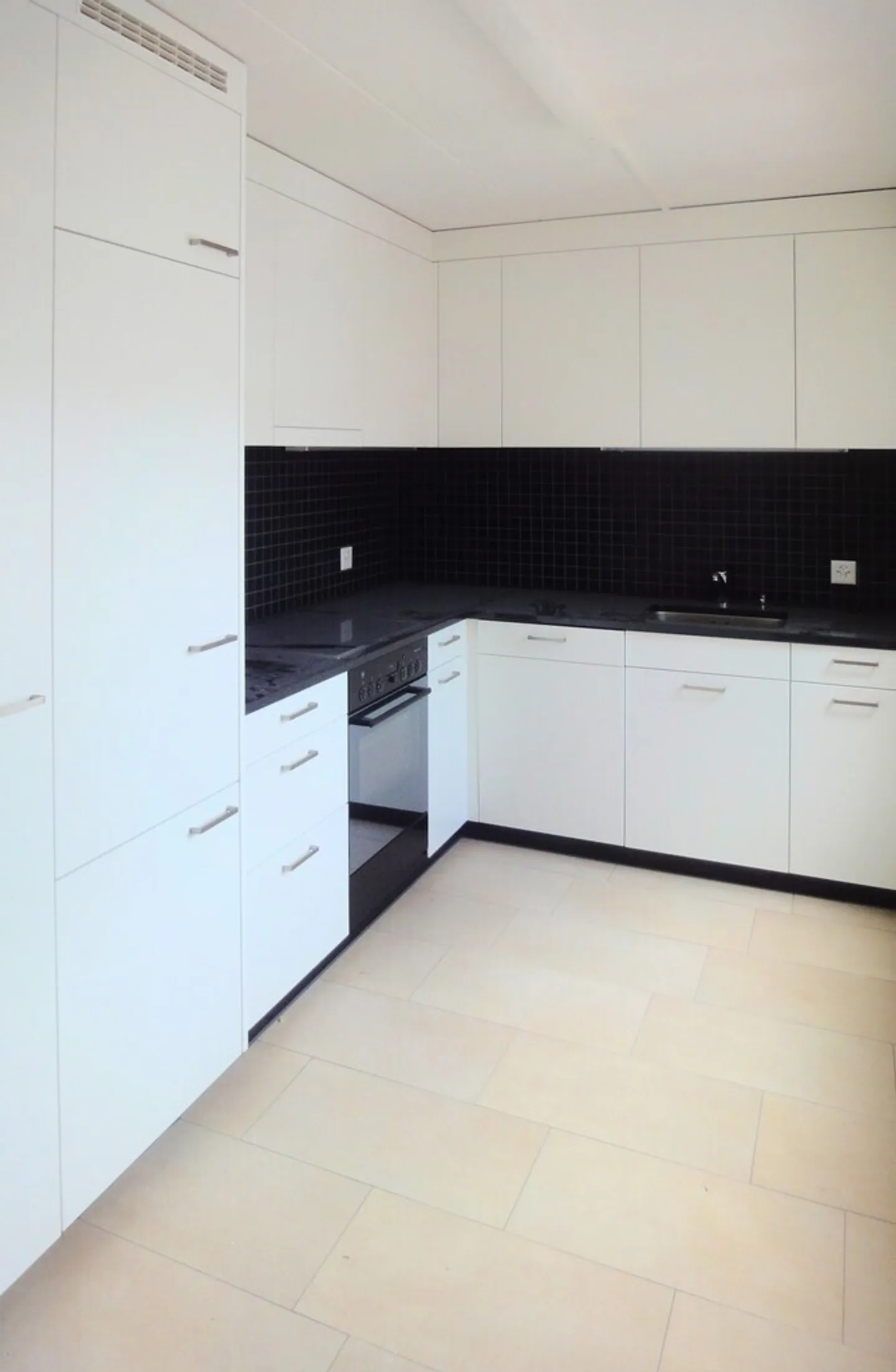 Modern 4.5-Room Apartment - Photo 2 of 5