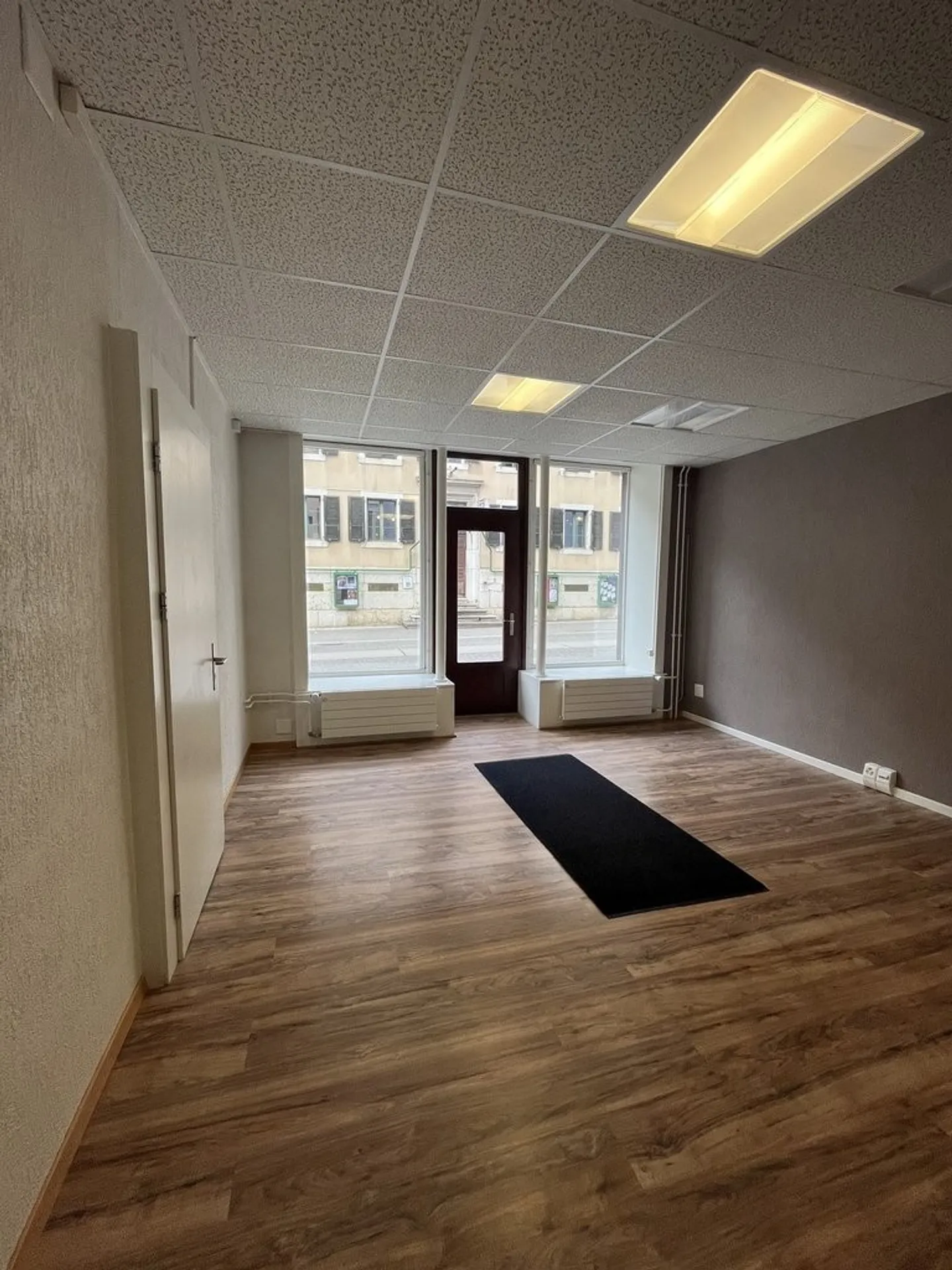 6m2 COMMERCIAL SPACE WITH WINDOWS IN THE CENTER - Photo 1 of 5