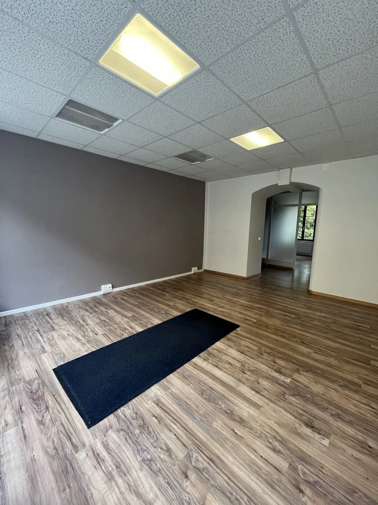 6m2 COMMERCIAL SPACE WITH WINDOWS IN THE CENTER - Photo 2 of 5