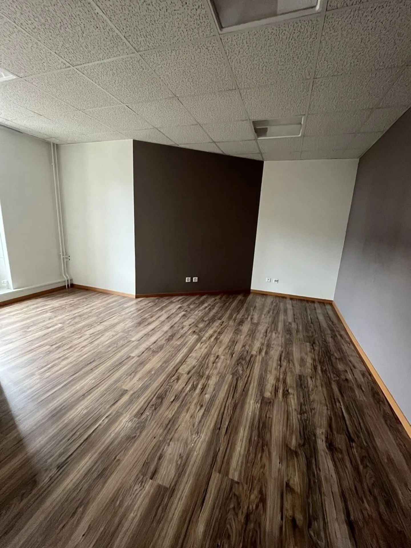 6m2 COMMERCIAL SPACE WITH WINDOWS IN THE CENTER - Photo 3 of 5